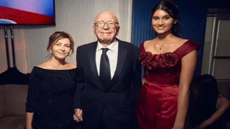 93 yaşlı media maqnatı ilk dəfə nişanlısı ilə görüntüləndi - FOTO