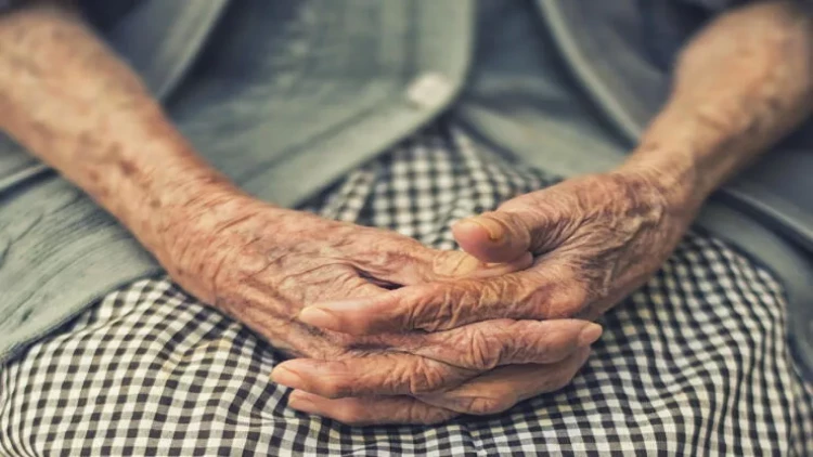 80 yaşlı nənəsinin başını divara çırpıb öldürdü - FOTO