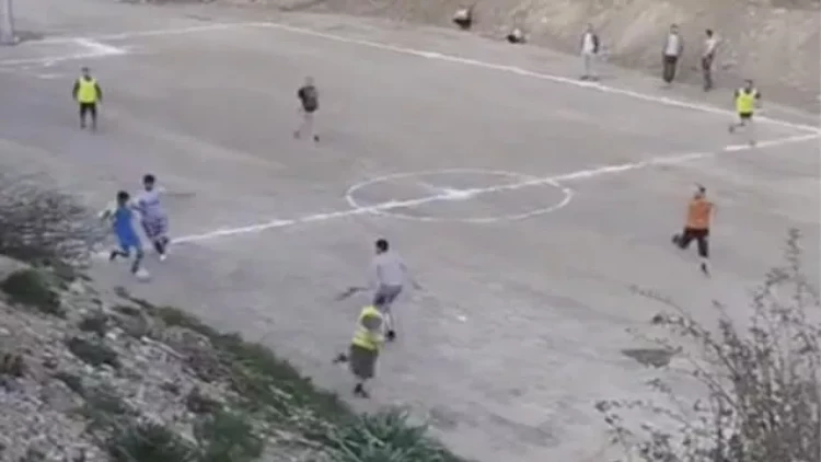 Kəlbəcərdə boş ərazini stadiona çevirib futbol oynadılar - VİDEO