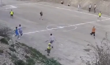 Kəlbəcərdə boş ərazini stadiona çevirib futbol oynadılar - VİDEO