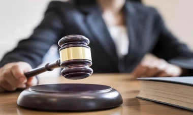 Anasını öldürüb 11 yaşlı qardaşını yaralayan yeniyetməyə hökm oxundu