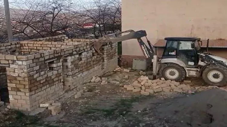 Gədəbəydə qanunsuz tikili söküldü - VİDEO