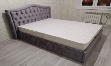 Qısqanc kişi dostu ilə yatan arvadını çarpayıda yandırdı