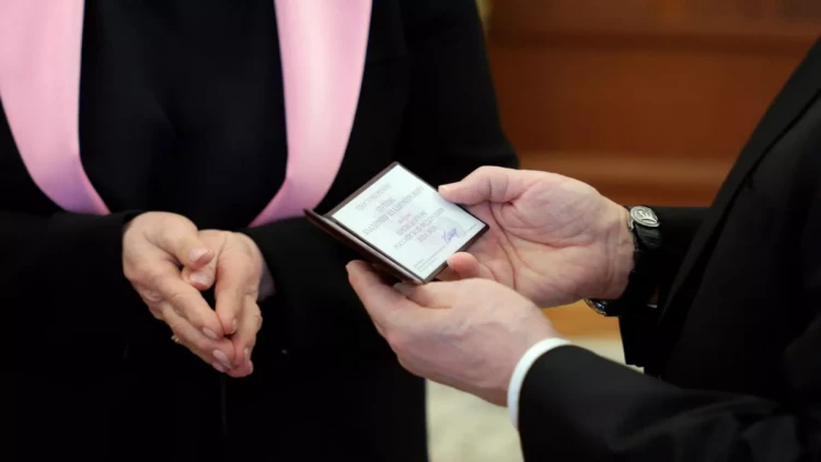 Putinə Rusiya Prezidentinin vəsiqəsi təqdim edildi - FOTO