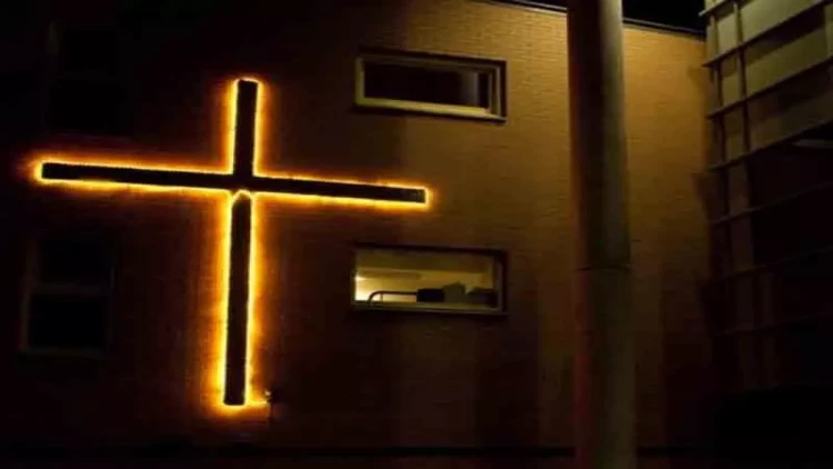 Kilsədə ayin zamanı bir neçə nəfəri bıçaqladı - ANBAAN VİDEO