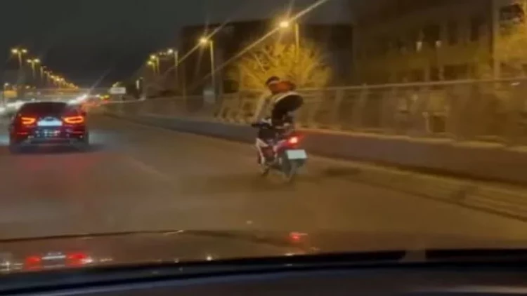 Bakıda motosikletçinin TƏHLÜKƏLİ HƏRƏKƏTLƏRİ - VİDEO