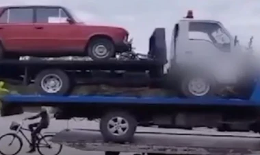 Üç nəqliyyat vasitəsinin bir evakuatorda daşınması hansı məsuliyyəti yaradır? - VİDEO