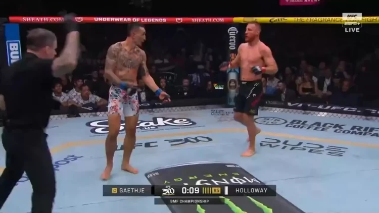 Qəfəsin mərkəzinə dəvət edib, nokaut etdi - VİDEO