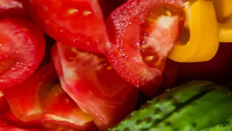 Bayramlarda salat hazırlayanların nəzərinə - Soyuducuda saxlamağın təhlükələri açıqlandı