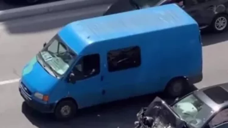 Bakıda zəncirvarı qəza: Üç avtomobil toqquşdu - VİDEO