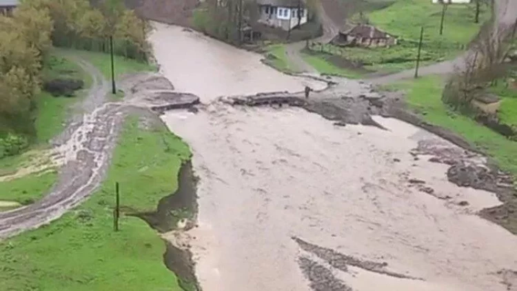 Lerikdə körpünü sel apardı - VİDEO