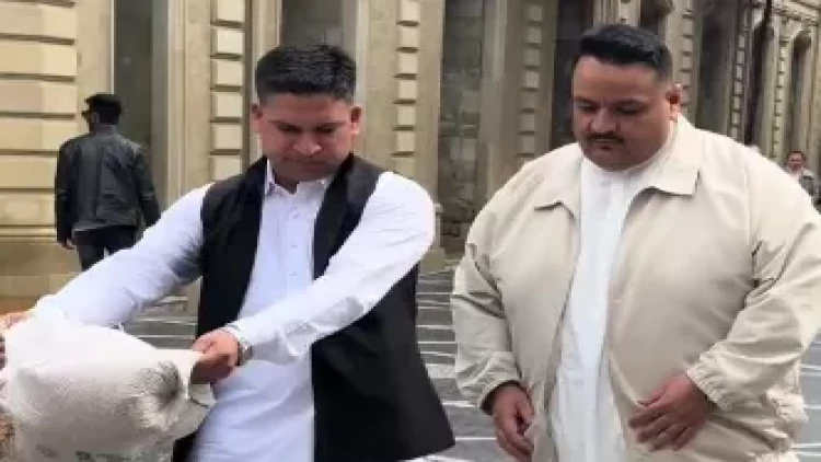 Bakının mərkəzində pakistan vətəndaşlarından maraqlı hərəkət - VİDEO