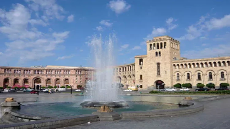 Silahlı şəxslər avtomobilə hücum edərək 5,7 milyon dollar oğurladılar