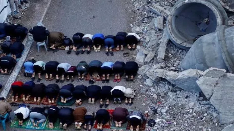 Dağılmış minarələr fonunda namaz… - FOTO