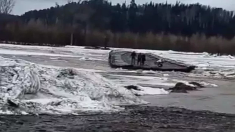 Rusiyada üzərində insanların olduğu körpü uçdu - VİDEO