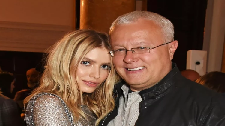 Milyarderin model xanımı büstqaltersiz POZA VERDİ - FOTO