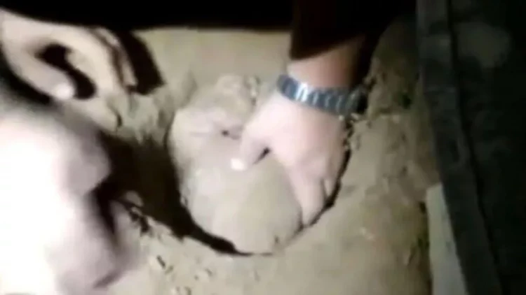 Yeni doğulan uşağı diri-diri basdırdı: 6 saatdan sonra sağ qaldı