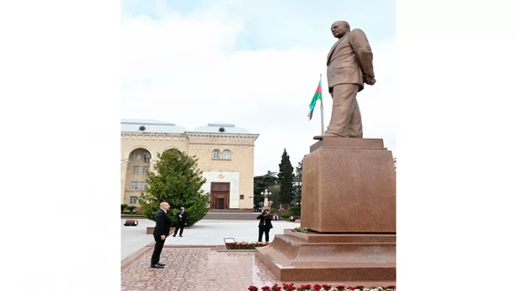 Prezident Gəncədə Ulu Öndərin abidəsini ziyarət edib - VİDEO - FOTO