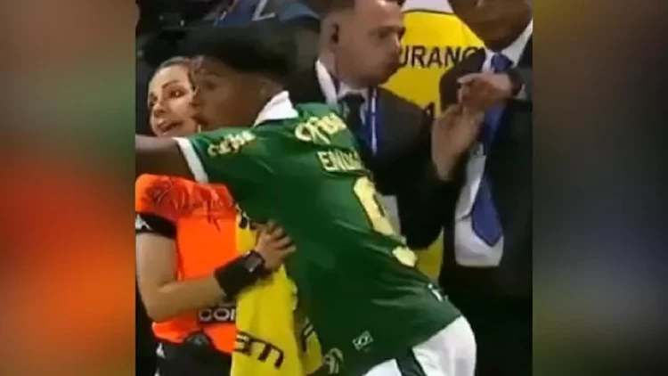 Ulduz futbolçu həyəcandan xanım hakimi qucaqladı - VİDEO