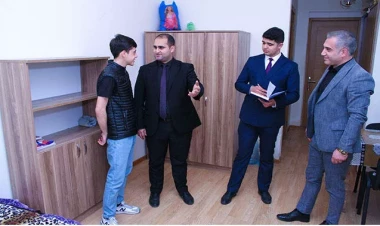 “Ayın ən təmiz otağı”na ayaqqabı ilə girdilər - FOTOlar