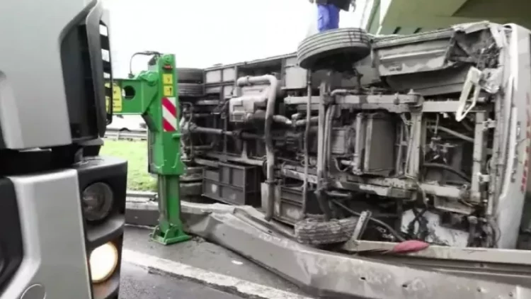 Türkiyədə polisləri daşıyan mikroavtobus aşdı - yaralılar var