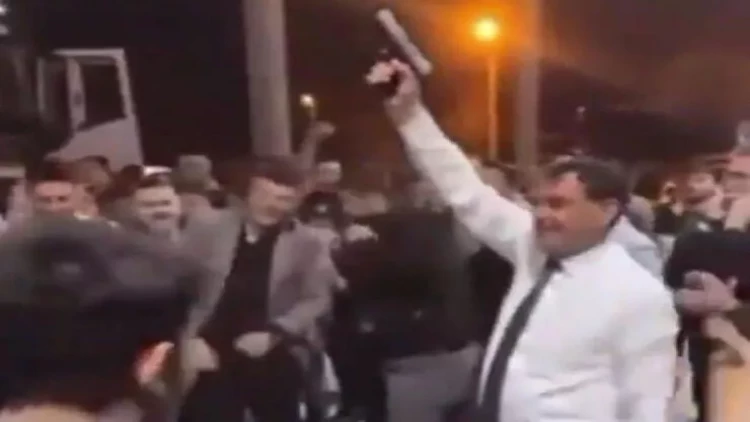 Türkiyədə bələdiyyə sədri atəş açdı, başına dərd oldu - VİDEO