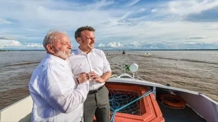 Belə şeylərlə zarafat etmirəm, çiməcəm - Makron