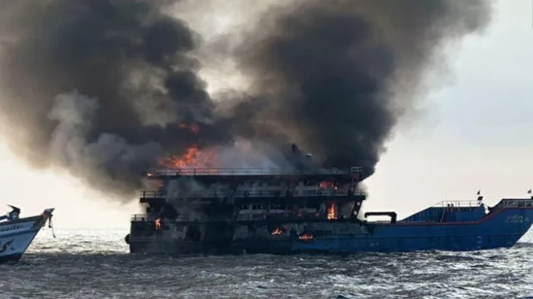 Tailandda göyərtəsində 97 turistin olduğu bərə yandı - FOTO