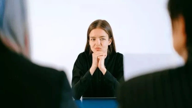 Makiyaj etmədiyinə görə işə götürülmədi - FOTO