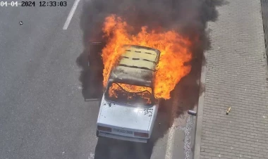 Bakının mərkəzində maşın  yandı