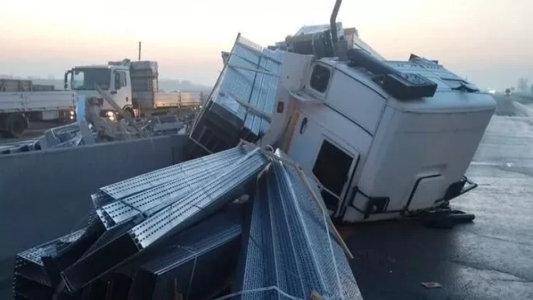 Kürdəmirdə “KamAZ” beton səkiyə çırpılıb, sürücü xəsarət alıb - FOTOlar