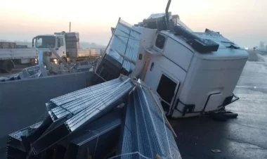 Kürdəmirdə “KamAZ” beton səkiyə çırpılıb, sürücü xəsarət alıb - FOTOlar