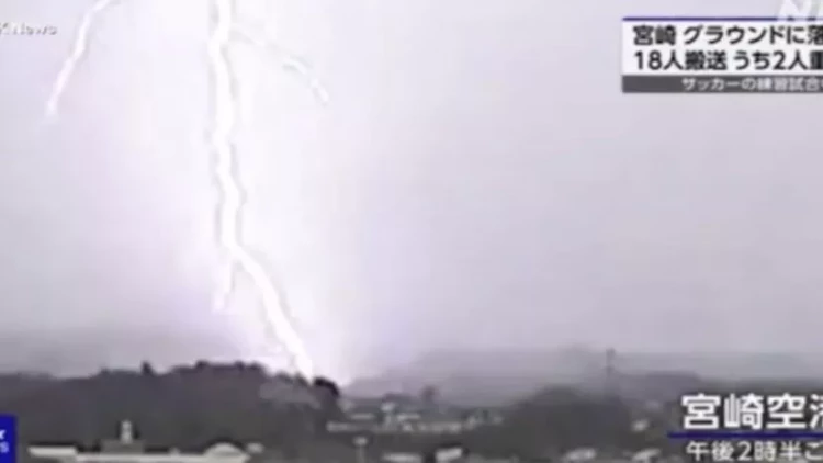 Yaponiyada futbol oynayan məktəbliləri ildırım vurdu - Yaralananlar var