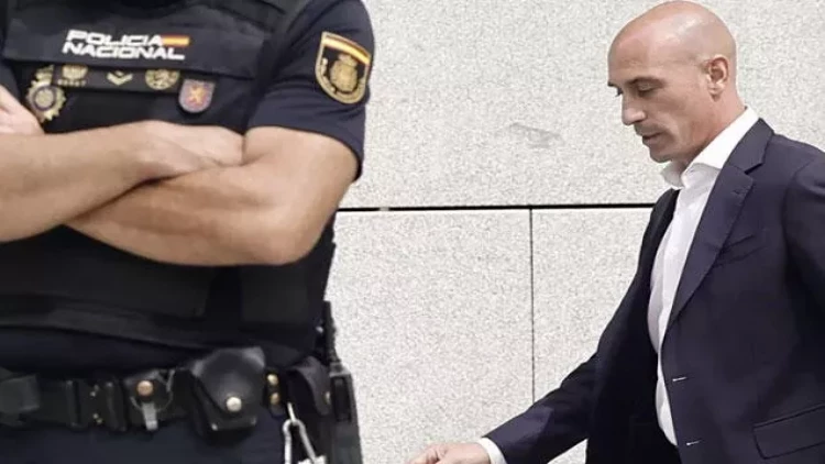 Xanım futbolçunu öpən federasiya prezidenti hava limanında saxlanıldı