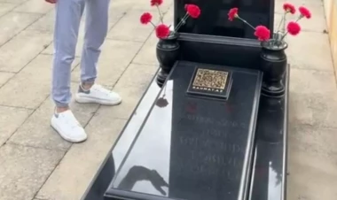 Azərbaycanda ilk dəfə məzar daşına QR kod qoyuldu - VİDEO