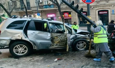 Bakıda iki avtomobil toqquşub, xəsarət alanlar var - FOTOlar