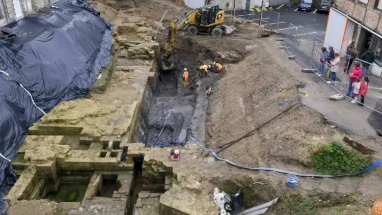 Otelin altından 640 illik qala tapıldı - FOTO