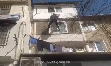 Evdə köməksiz qalan yaşlı qadın belə xilas edildi - VİDEO