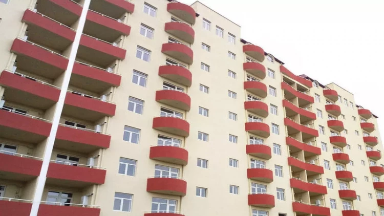 Binaların qarşısında cərimələnən sakinlər narazılıq edir