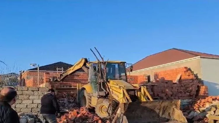 Bakıda qanunsuz tikili söküldü - VİDEO