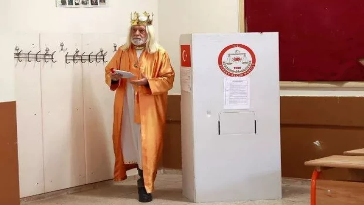 Türkiyədə seçkilərə rəng qatanlar: Kral, astronavt... - FOTO