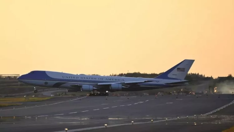 Jurnalistlər Baydenin təyyarəsindən görün nələri oğurladılar