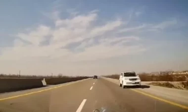 Bakıda xanım sürücü maşını körpüdə əksinə sürdü - VİDEO