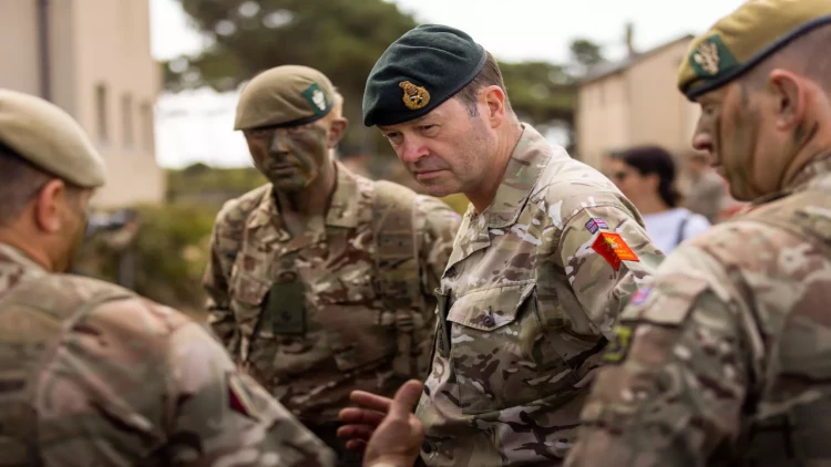 Britaniya yüz illik hərbi qadağanı ləğv etdi