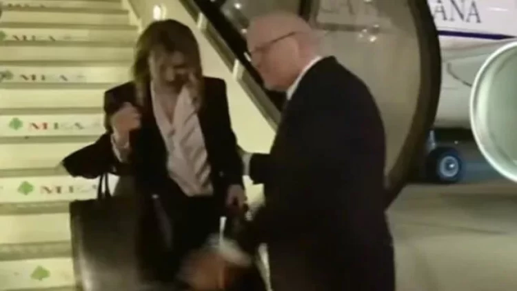 Baş nazirin əvəzinə səhvən köməkçisini öpdü - VİDEO