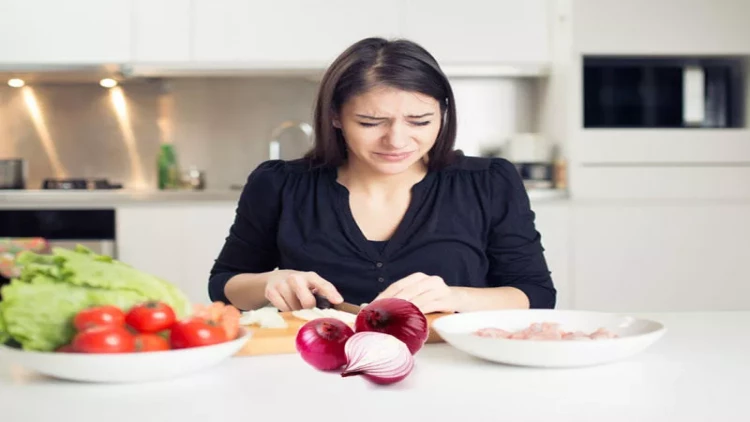 Niyə soğan doğrayanda həmişə ağlayırıq? - Göz yaşlarımızı necə saxlayaq?