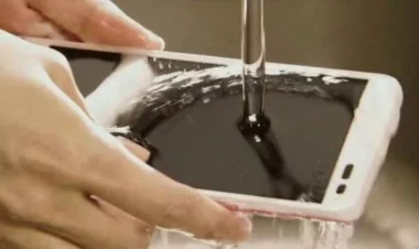 Texnoloji yenilik: Yuyula bilən smartfon istehsal edildi