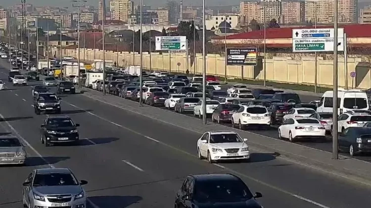 Bakının bir sıra yollarında nəqliyyatın hərəkətində çətinliklər yaranıb - FOTO
