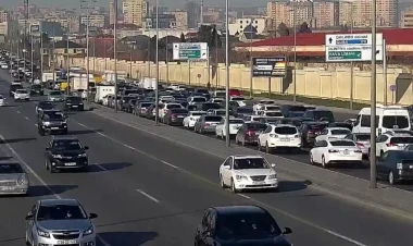 Bakının bir sıra yollarında nəqliyyatın hərəkətində çətinliklər yaranıb - FOTO