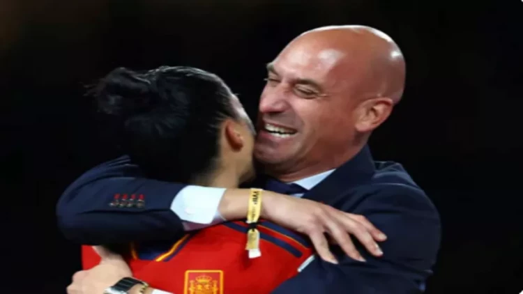 Federasiyanın keçmiş rəhbəri öpüşə görə həbs oluna bilər